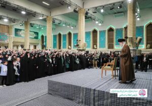 تصویری از آیه معنادار نصب شده در محل دیدار امروز زنان و دختران با رهبر انقلاب