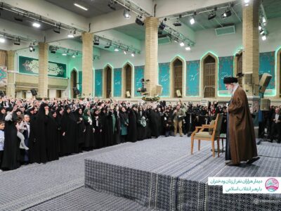 تصویری از آیه معنادار نصب شده در محل دیدار امروز زنان و دختران با رهبر انقلاب