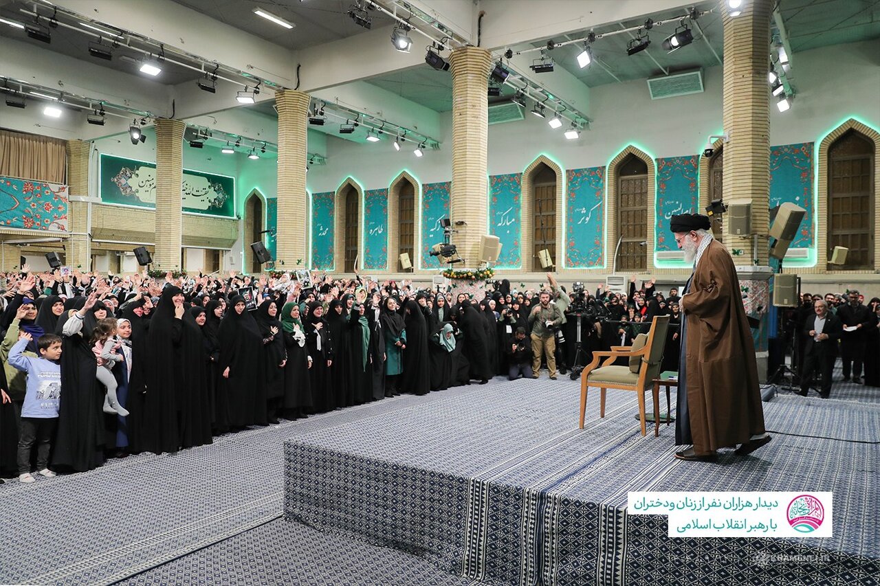 تصاویری از دیدار زنان و دختران مناطق مختلف کشور با رهبر انقلاب/ کدام یک از زنان دولتی در این مراسم حضور داشتند؟