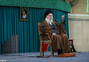 رهبر انقلاب در دیدار هزاران نفر از زنان و دختران: زن، کارگزار خانه نیست، مدیر است/ رسانه ها مراقب باشند ترویج دهنده تفکر غلط غربی درباره زن نباشند