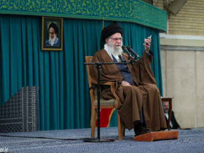 رهبر انقلاب در دیدار هزاران نفر از زنان و دختران: زن، کارگزار خانه نیست، مدیر است/ رسانه ها مراقب باشند ترویج دهنده تفکر غلط غربی درباره زن نباشند