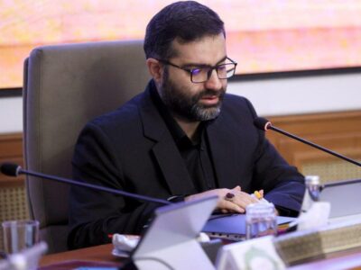 عکسی از فرزندان درگذشته سقاب اصفهانی در مراسم ترحیم/ فرزند و پدرهمسر او بازمانده تصادف هستند