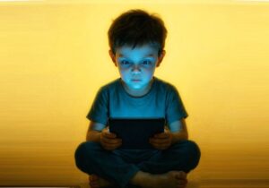 سواد خانواده | پسرم عکسهای غیراخلاقی دیده؛ چطور مدیریتش کنم؟