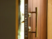 از زیبایی تا امنیت: دروازه‌ای به دنیای دستگیره‌ درچوبی