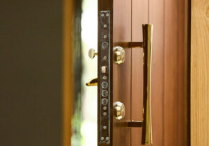 از زیبایی تا امنیت: دروازه‌ای به دنیای دستگیره‌ درچوبی