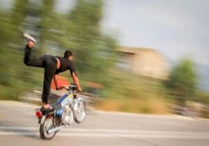 ببینید | حرکات عجیب و خطرناک یک موتورسوار در بلوار وکیل آباد مشهد