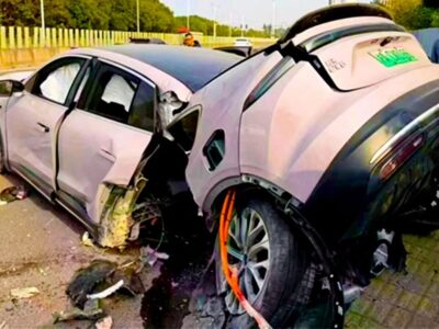 خودروی چینی در تصادفی عجیب از وسط نصف شد!