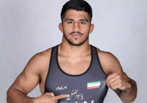 ببینید | تصاویری جالب از قهرمان کشتی فرنگی ایران در حال نظافت حرم امام علی (ع)