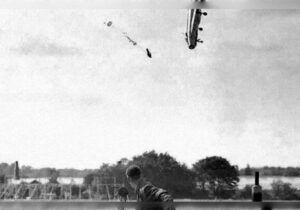 یکی از مشهورترین تصاویر تاریخ هوانوردی / عکسی که با قیمت میلیاردی فروخته شد