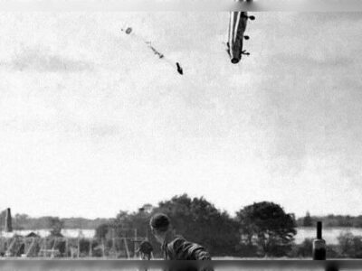 یکی از مشهورترین تصاویر تاریخ هوانوردی / عکسی که با قیمت میلیاردی فروخته شد