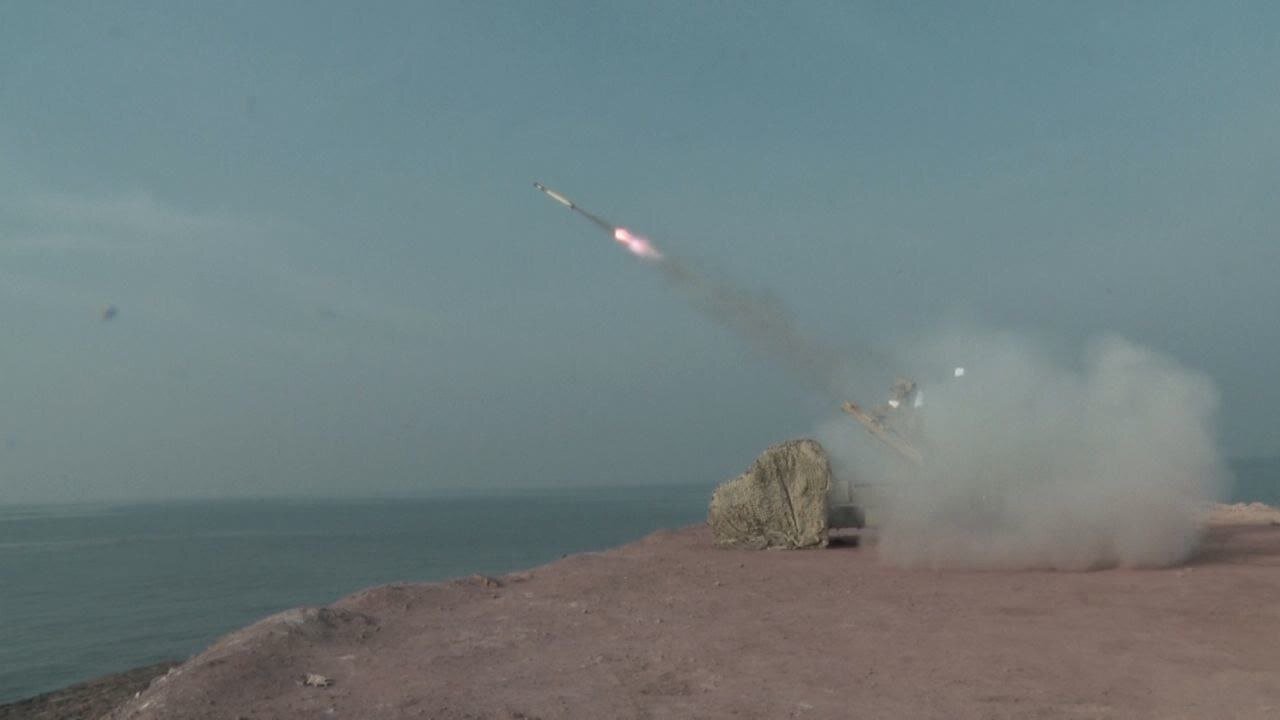 تصاویری از آتش آفند و پدافند نیروی دریایی سپاه در آب‌های خلیج فارس/ رصد ناو آمریکایی توسط نیروی دریایی سپاه/ مانور در چه مناطقی اجرا شد؟