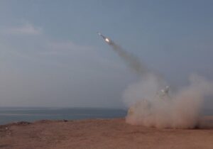 تصاویری از آتش آفند و پدافند نیروی دریایی سپاه در آب‌های خلیج فارس/ رصد ناو آمریکایی توسط نیروی دریایی سپاه/ مانور در چه مناطقی اجرا شد؟