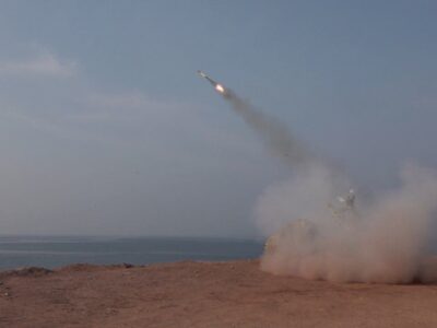 تصاویری از آتش آفند و پدافند نیروی دریایی سپاه در آب‌های خلیج فارس/ رصد ناو آمریکایی توسط نیروی دریایی سپاه/ مانور در چه مناطقی اجرا شد؟