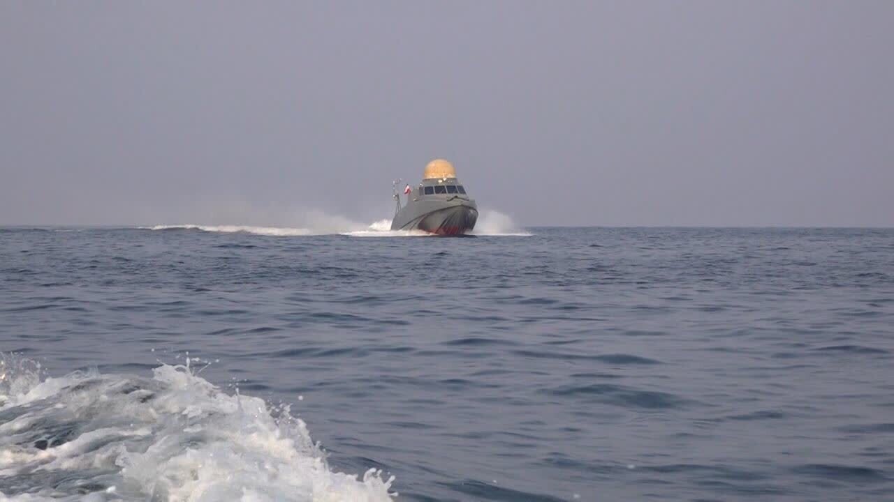 ضربه نداسا به قاچاقچیان سوخت؛ توقیف شناور حامل ۳۵۰ هزار لیتر گازوئیل در خلیج فارس ضربه نداسا به قاچاقچیان سوخت؛ توقیف شناور حامل ۳۵۰ هزار لیتر گازوئیل در خلیج فارس