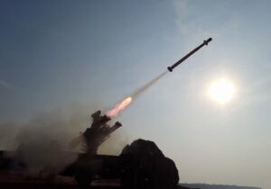 روایت هفته نامه معاونت سیاسی سپاه از رزمایش نیروی دریایی سپاه در خلیج فارس؛ ناوهای آمریکایی عقبنشینی کردند/ کدام موشک ها تست شدند؟