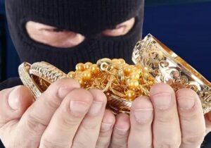 ببینید | لحظه سرقت از طلافروشی توسط زن و مرد جوان در بیرجند!