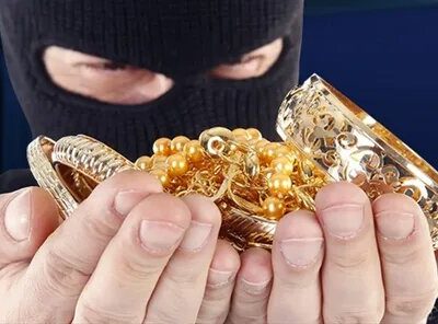 ببینید | لحظه سرقت از طلافروشی توسط زن و مرد جوان در بیرجند!