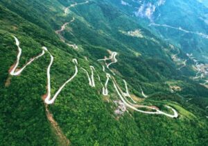 ببینید | رانندگی روی لبه تیغ در ارتفاعات چنگ‌چینگ چین