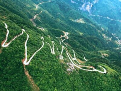 ببینید | رانندگی روی لبه تیغ در ارتفاعات چنگ‌چینگ چین