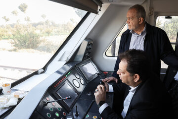 پزشکیان: دولت با تمام توان حامی توسعه راه‌آهن حومه تهران است/ رسانه‌ها مستمر پیگیری کنند