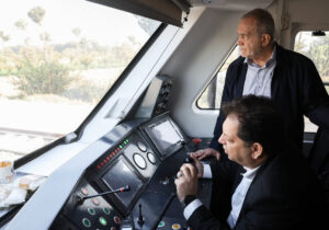 پزشکیان: دولت با تمام توان حامی توسعه راهآهن حومه تهران است/ رسانهها مستمر پیگیری کنند