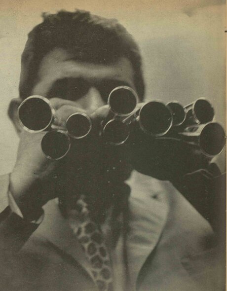 قهوه‌خانه عاشقان «پرسپولیس» در دهه ۵۰/ همگی همراه بوق چندلوله‌ایی «محمد بوقی» دم می‌گرفتند/ فریاد زدم: «پروین! آقایان را بساز»