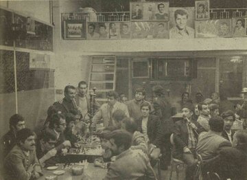 قهوه‌خانه عاشقان «پرسپولیس» در دهه ۵۰/ همگی همراه بوق چندلوله‌ایی «محمد بوقی» دم می‌گرفتند/ فریاد زدم: «پروین! آقایان را بساز»