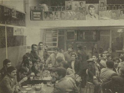 قهوه‌خانه عاشقان «پرسپولیس» در دهه ۵۰/ همگی همراه بوق چندلوله‌ایی «محمد بوقی» دم می‌گرفتند/ فریاد زدم: «پروین! آقایان را بساز»
