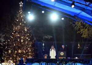 ببینید | ترامپ و ملانیا درخت کریسمس ملی را  جلوی کاخ سفید روشن کردند