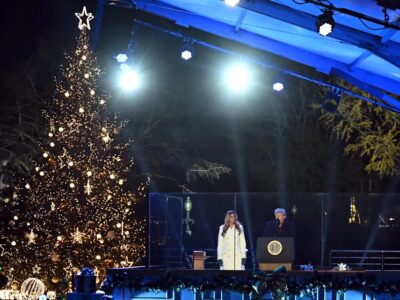 ببینید | ترامپ و ملانیا درخت کریسمس ملی را  جلوی کاخ سفید روشن کردند