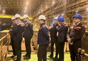 بازدید سرزده مدیر عامل شرکت فولاد اکسین خوزستان از خط تولید و گفتگو با کارکنان