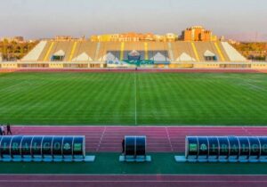 ببینید | کیفیت عجیب زمین چمن استادیوم امام خمینی اراک برای دربی ۱۰۶