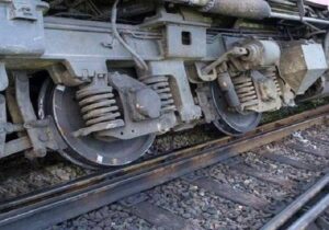 خارج شدن قطار از ریل در ایستگاه هشتگرد / استانداری البرز: حال مسافران خوب است و به وسیله یک قطار دیگر به سمت مقصد رفتند