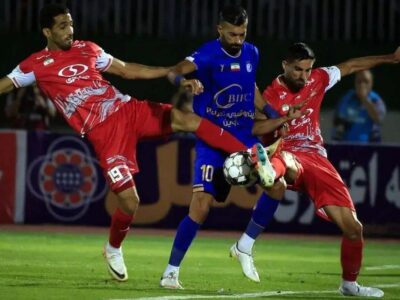 ببینید | تماشاگران استقلال پرتاب بطری پرسپولیسیها را با پرتاب بطری پاسخ دادند!