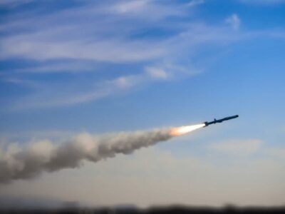 ببینید | شلیک موشک‌های بالستیک و کروز بردِ بلند در رزمایش نیروی دریایی سپاه