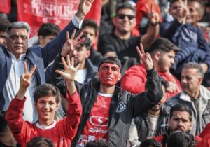 عکس| لوگو بوس پرسپولیس روی سکوها در دربی!