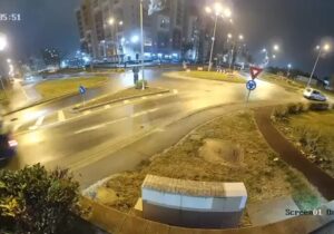 ببینید | پرش عجیب یک مرسدس بنز از روی دو خودرو