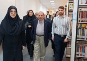 بازدید چهره ماندگار انسانشناسی از کتابخانه مرکزی خرمآباد