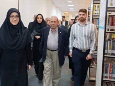بازدید چهره ماندگار انسانشناسی از کتابخانه مرکزی خرمآباد