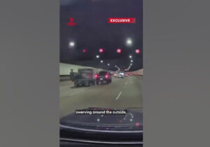 ببینید | وحشت داخل تونل؛ درگیری وانت با کامیونت در حال حرکت!