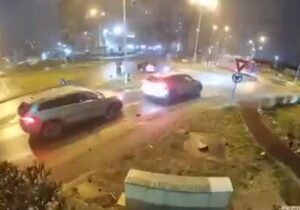 ببینید | پرواز یک مرسدس بنز از روی چند خودروی سواری