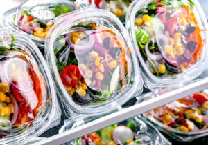 سالادهای آماده؛ وعدهای سالم یا تلهای میکروبی؟/ شستوشوی مجدد سالادهای بستهبندی لازم است؟