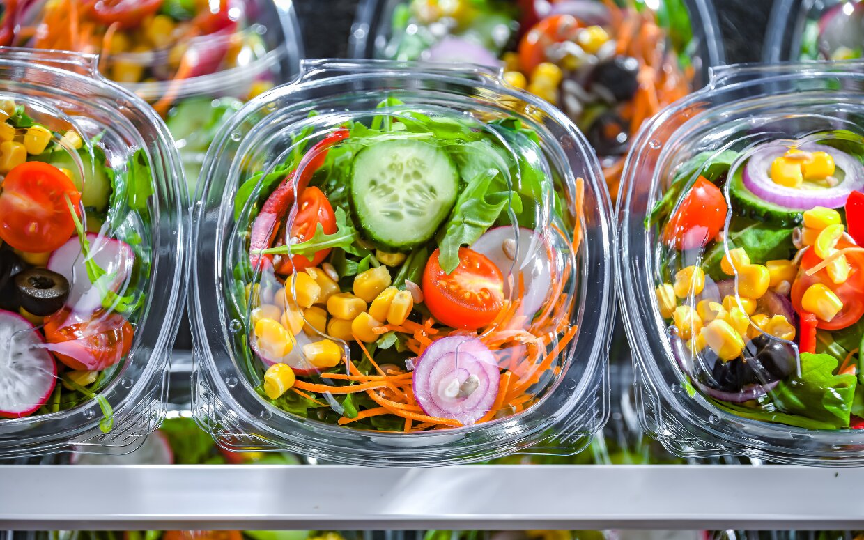 سالادهای آماده؛ وعدهای سالم یا تلهای میکروبی؟/ شستوشوی مجدد سالادهای بستهبندی لازم است؟