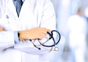 ببینید | رئیس سازمان نظام پزشکی: ۸ درصد جامعه پزشکی زیرمیزی میگیرند