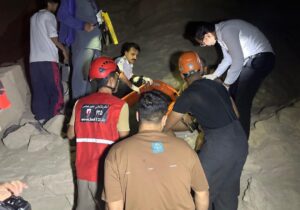 نجات موفق کوهنورد حادثه‌دیده در پارک پنجه‌علی بندرعباس توسط آتش‌نشانان