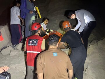 نجات موفق کوهنورد حادثه‌دیده در پارک پنجه‌علی بندرعباس توسط آتش‌نشانان
