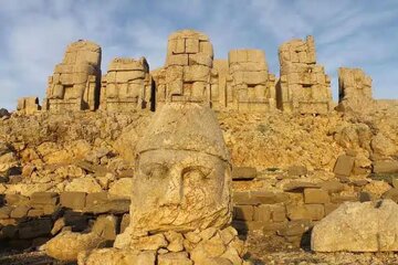 خاطرات ناصرالدین‌شاه: برج و تپه نمرودی که در اوایل شهر بابل است، از آن طرف مرداب پیدا بود
