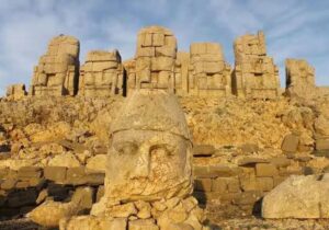 خاطرات ناصرالدینشاه: برج و تپه نمرودی که در اوایل شهر بابل است، از آن طرف مرداب پیدا بود