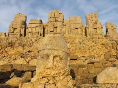 خاطرات ناصرالدینشاه: برج و تپه نمرودی که در اوایل شهر بابل است، از آن طرف مرداب پیدا بود