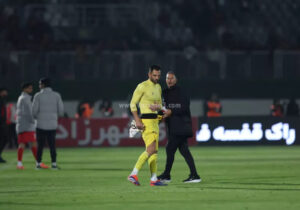 ببینید | مربی پرسپولیس، پیراهن استقلال را یادگاری گرفت!